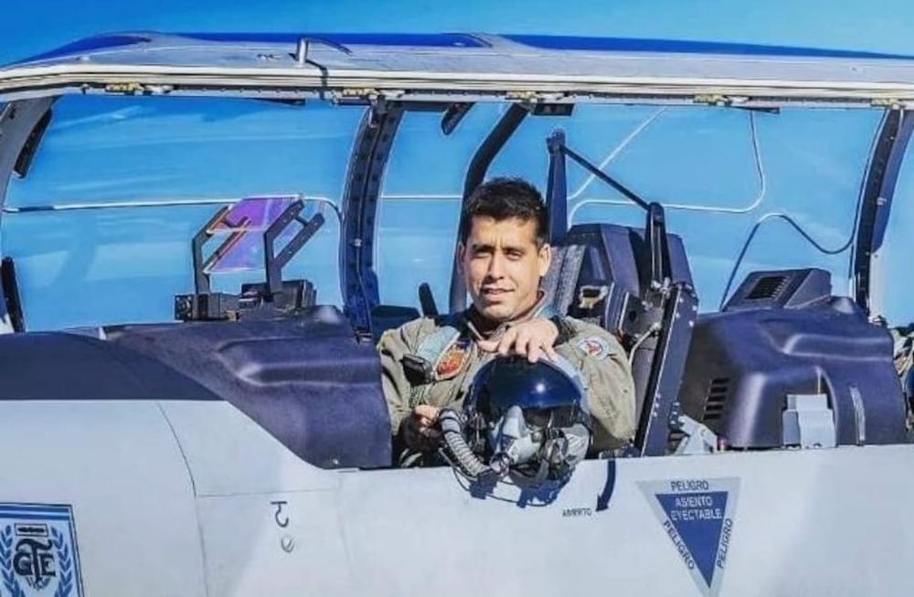 Es piloto de caza y usa “Tomba” como nombre clave: el mendocino que lleva sus pasiones a los cielos