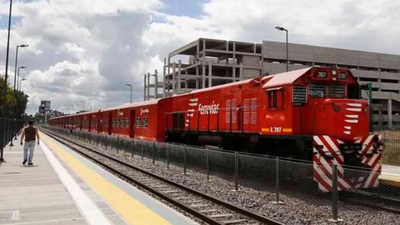 Hallaron a un adolescente con un disparo en la cabeza cerca de las vías en Palermo e investigan si quisieron matarlo o fue un intento de suicidio.