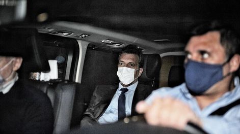 Los Andes | Sergio Massa saliendo de sus oficinas tras la reunión del Frente Renovador el miércoles (Clarín)