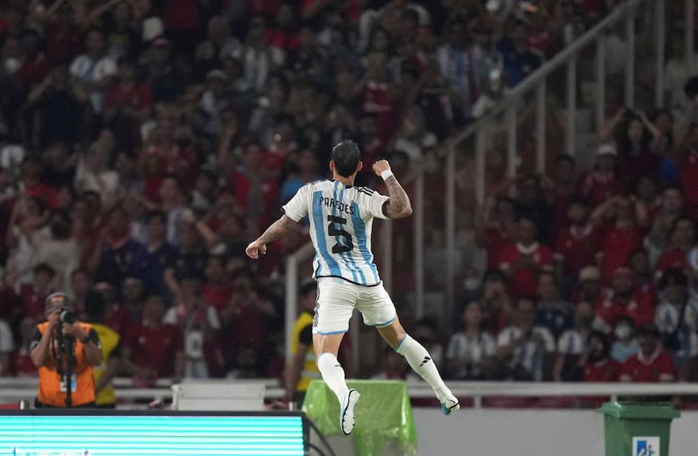 Leandro Paredes festejando el gol que abrió el marcador (AP Photo/Tatan Syuflana)