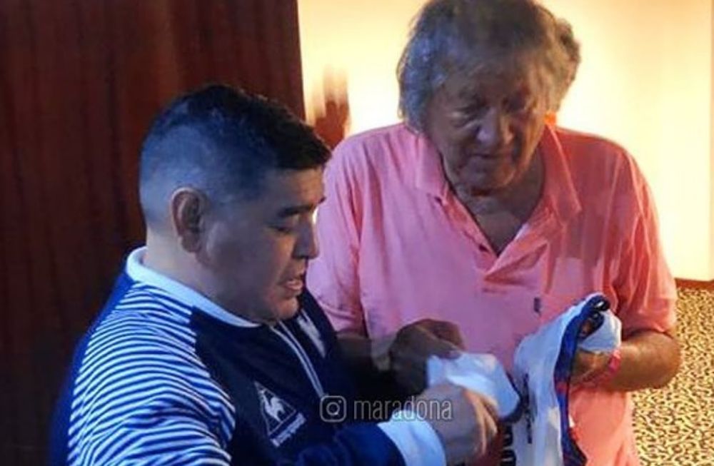 Maradona le firmó la camiseta al Trinche con una dedicatoria especial.