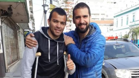Un hincha de Platense le pagó las muletas a Facundo Curuchet, quien se lesionó ante River