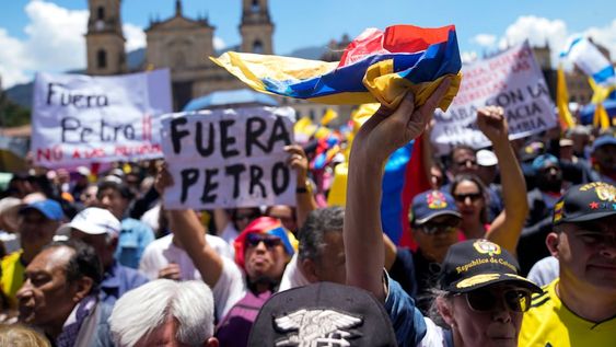 Manifestantes de oposición se concentran en la plaza de Bolívar contra las reformas impulsadas por el gobierno del presidente, Gustavo Petro, en Bogotá, Colombia, el miércoles 6 de marzo de 2024. (AP Foto/Fernando Vergara)