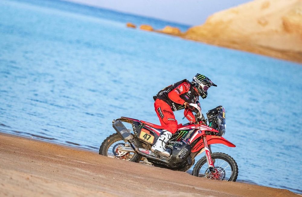 Kevin Benavides es nuevo líder entre las motos a falta de dos días para el final de la carrera.