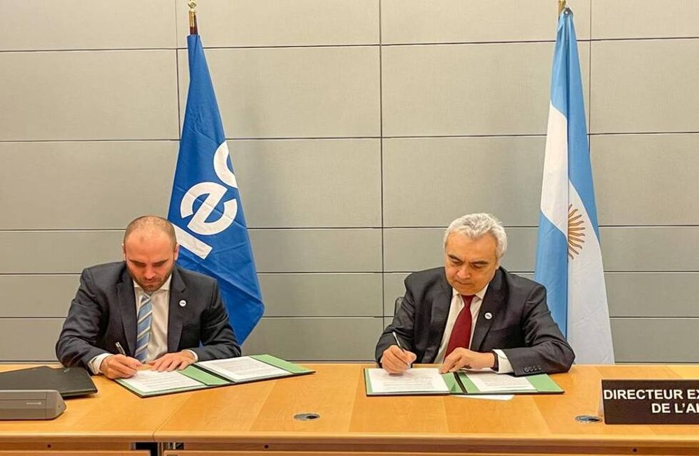 Firma de Guzmán con el director de la Agencia, Fatih Birol.