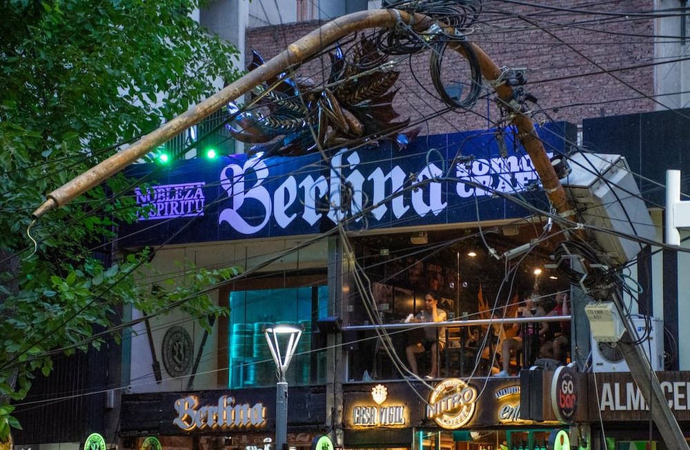 El exceso de cableado en pleno centro quedó en evidencia cuando un árbol cayó y se enredó en las instalaciones aéreas. Foto: Mariana Villa / Los Andes