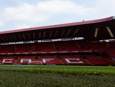 Investigación en Londres tras el hallazgo de un hombre de 33 años muerto en el estadio The Valley.