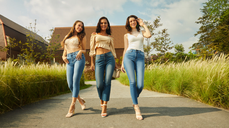 los jeans clasicos y los looks monocromaticos estan pasando de moda: una combinacion que marca tendencia, la apuesta para el otono 2026