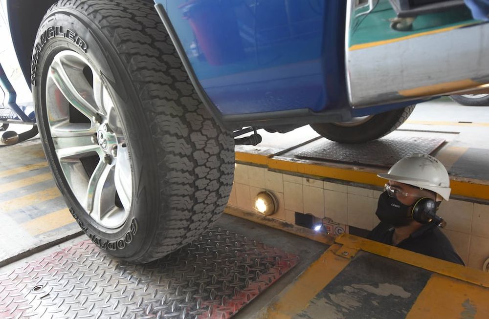 Seguridad. El chequeo del estado de los neumáticos es determinante a la hora de definir si un auto puede circular o no. Foto: José Gutiérrez / Los Andes.