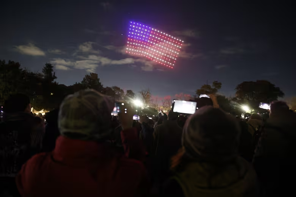 Show de drones en el festejo de los 250 años de la independencia de Estados Unidos, en el Planetario.
