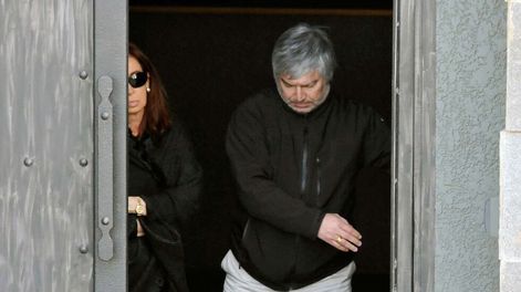 Cristina Kirchner y Lázaro Báez saliendo del mausoleo de Néstor Kirchner.