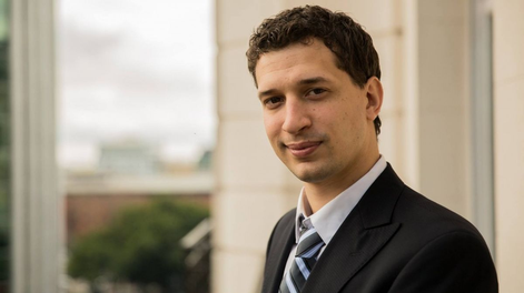 El legislador Yamil Santoro denunció que una diputada K le destrozó su despacho