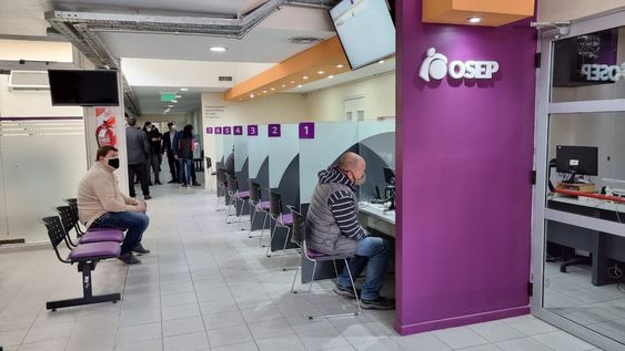 Los afiliados no pueden acceder a prestaciones en tiempo y forma. Quedan como “rehenes” ya que no pueden dejar de aportar a la obra social o pagar por otro servicio.