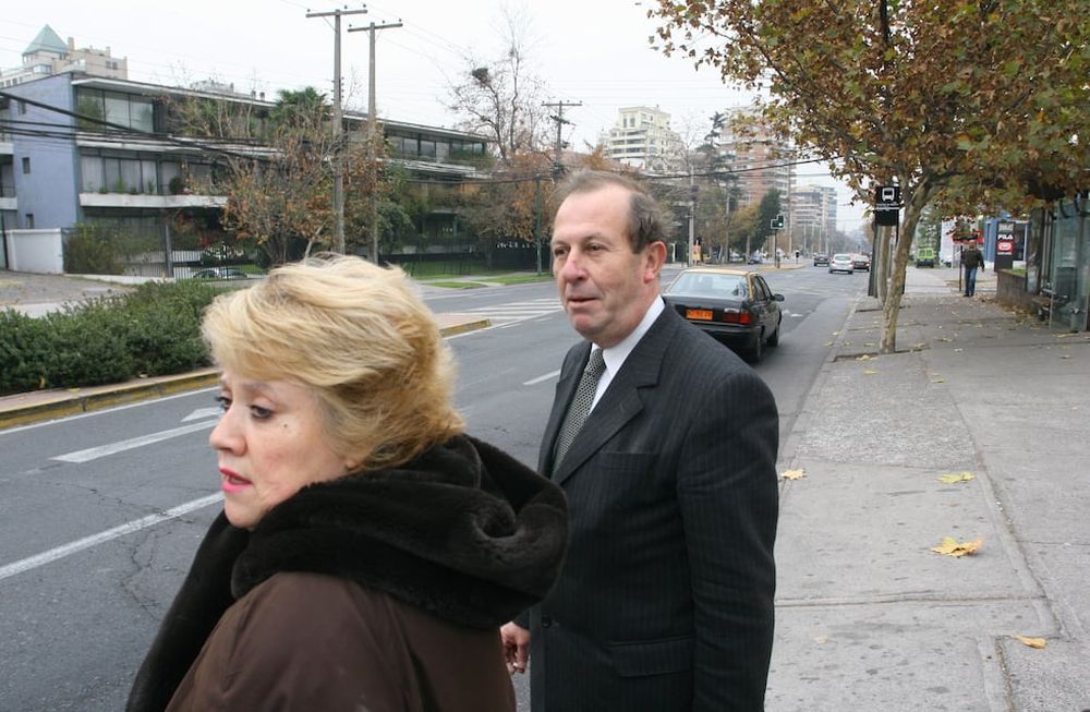 La primera foto después de años. Junto a su esposa, Patricia Möller, Gregorcic sale de su domicilio de calle Pastrana, en la localidad de Vitacura, en Santiago.