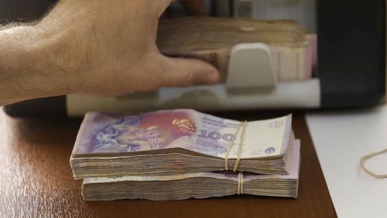 El plazo fijo UVA rinde el 1% y una letra de descuento ajustada por CER a mayo 2023 rinde UVA más 10,6% adicional. Todas las alternativas. (La Voz)