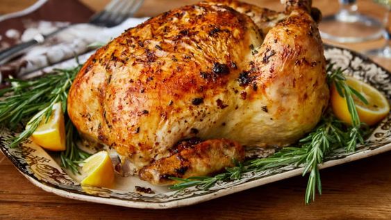 El resultado es un pollo tierno y húmedo por dentro y dorado por fuera.