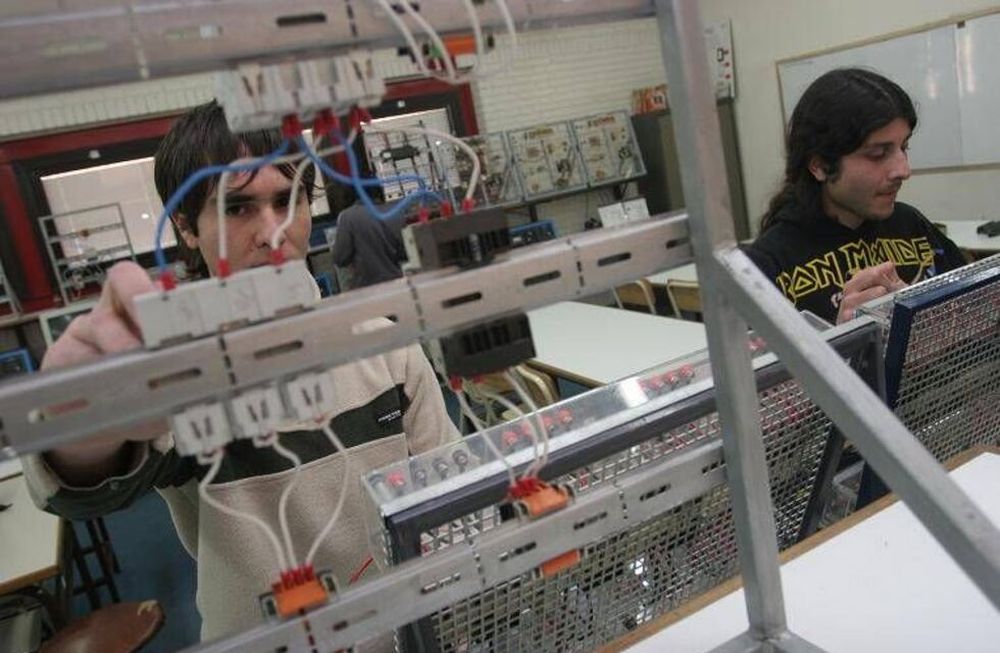 Desde hoy está abierta la inscripción para acceder al ITU de la UNCuyo. Alumnos en uno de sus talleres.