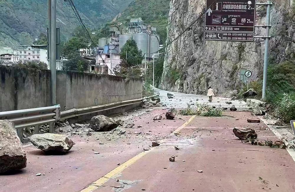 En esta foto proporcionada por la agencia de noticias Xinhua de China, se ven rocas caídas en una carretera cerca de la ciudad de Lengqi en el condado de Luding de la provincia de Sichuan, suroeste de China. / Foto: AP