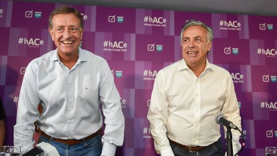 El senador nacional Alfredo Cornejo dió una conferencia de prensa, acompañado por el gobernador Rodolfo Suarez y habló sobre la minería metalífera. Foto: Mariana Villa / Los Andes.