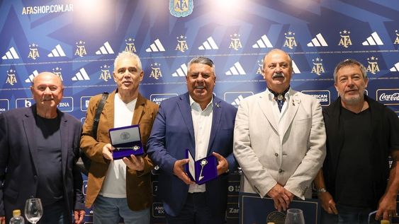 El presidente de la AFA recibió las llaves de la ciudad de Miami. En la imagen, Omar Larrosa, Alberto Tarantini, Claudio Tapia, Fernando Isla Casares (protocolo AFA) y Chino Tapia. Foto gentileza Sofia Sarni.