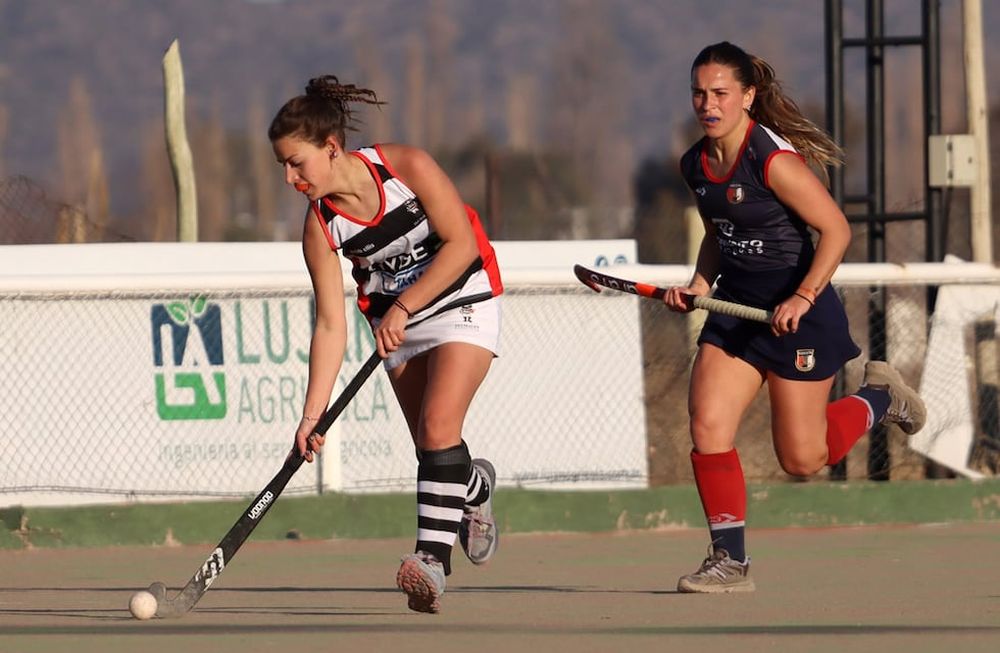 Amalia Farina, jugadora de Peumayén se escapa con la bocha en el triunfo de las Rayitas ante Marista B. / Foto Gentileza Emmanuel González