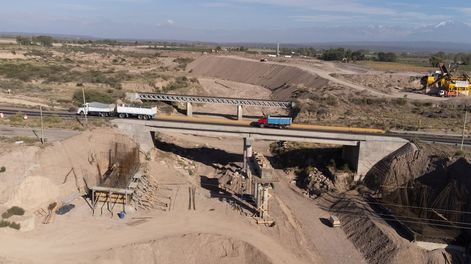 Los Andes | Creen que los puentes cayeron porque aguas abajo habían realizado movimientos y extracciones no permitidas. | Foto: Ignacio Blanco / Los Andes