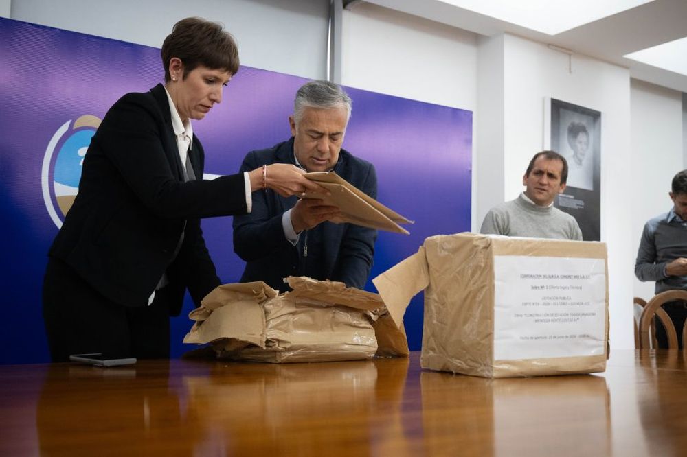El gobernador Alfredo Cornejo y la ministra de Energ&iacute;a y Ambiente, Jimena Latorre, abrieron los sobres de la licitaci&oacute;n.&nbsp;