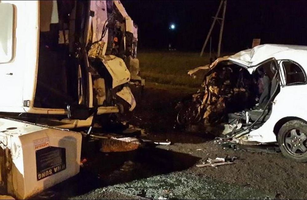 Matrimonio y sus tres hijos fallecieron al chocar en la ruta 8