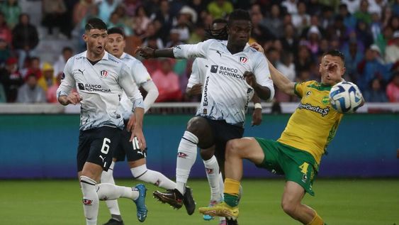 El mendocino Facundo Rodríguez (6) disputa el balón con Nicolás Tripichio de Defensa y Justicia hoy, en un partido de las semifinales de la Copa Sudamericana entre Liga de Quito y Defensa y Justicia en el estadio Rodrigo Paz Delgado en Quito (Ecuador). EFE/ José Jácome