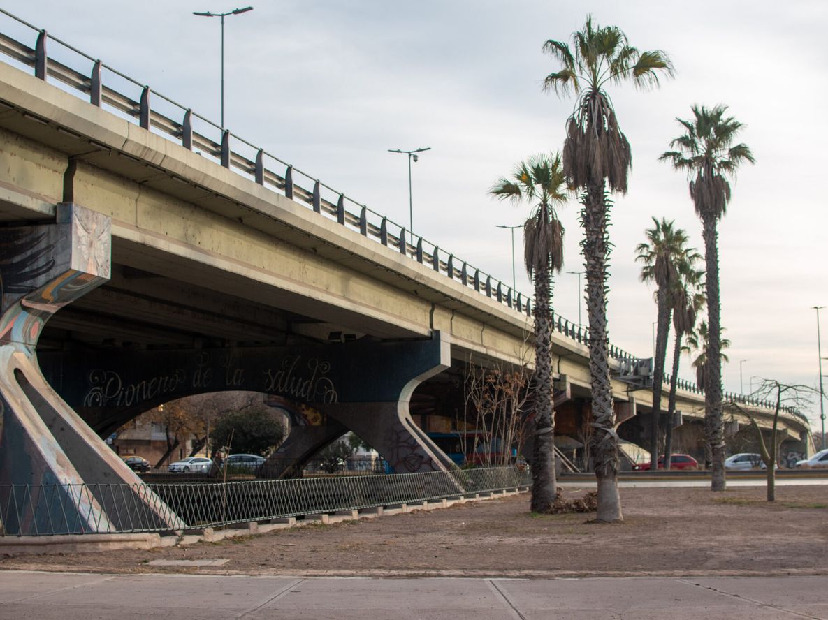 Avanzan los trabajos en el Nudo Vial para restaurar el sistema de riego y recuperar los espacios verdes.