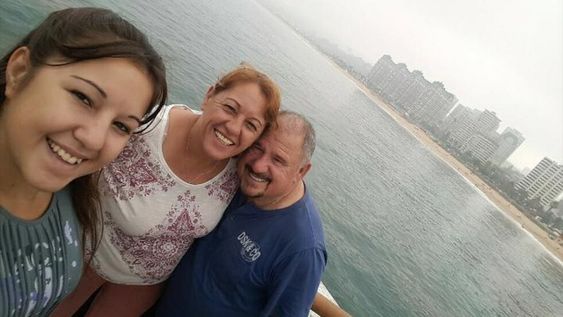 Milagros y Paola junto a Carlos, mientras todavía eran un equipo de tres. Carlos falleció a finales del 2019, dejando a las dos mujeres con la necesidad de superar otra pérdida.