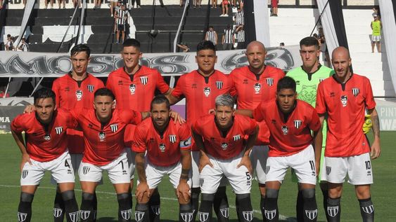 El 11 que venció 3-1 a Villa Dálmine el 1 de marzo. Arriba:_López, Mondino, Lentini, Vera, Marchiori y Llama. Abajo: Molina,_Berterame, Aguirre, Ramírez y Carrizo.