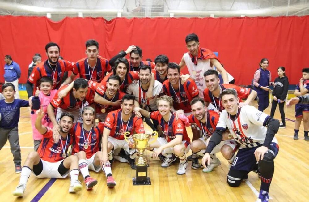 El plantel de Andes Talleres que gritó bicampeón en el Torito Rodríguez. Gentileza Prensa Fefusa.