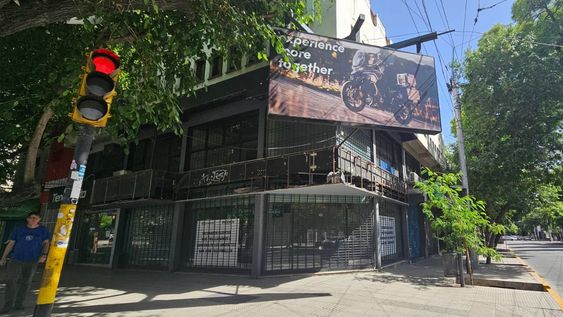 Tras sufrir dos robos en menos de un mes, la concesionariade motos dejó la esquina de Colón y 9 de Julio. | Foto: Ramiro Gómez / Los Andes