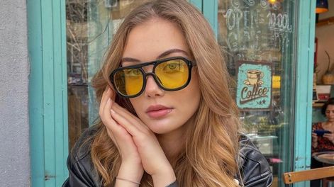 Los Andes | Lentes de sol con vidrios de colores: cómo combinar este ítem de moda para looks diarios.