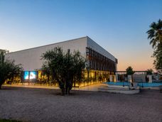 Un proyecto de arquitectura en Cruz de Piedra combina el rescate patrimonial de una casona del siglo XIX con la incorporación de auditorios contemporáneos de estructura metálica.