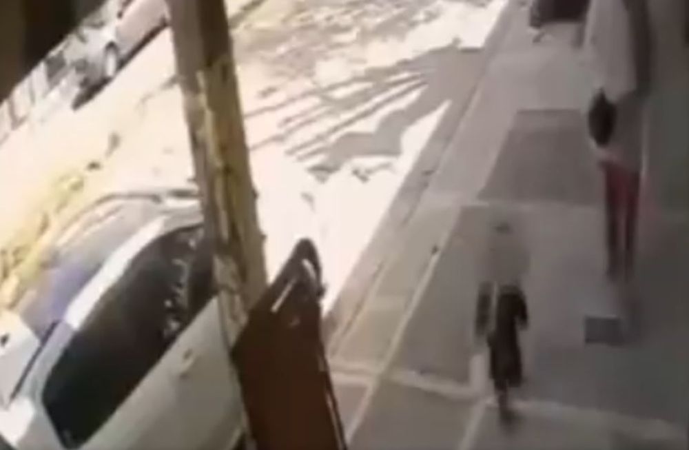Rescataron a un niño que se había escapado de un jardín de infantes y caminaba solo por la calle