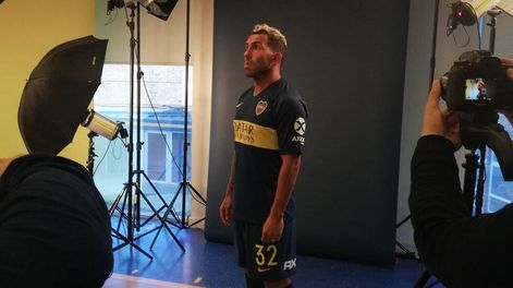 Los jugadores de Boca posaron para las fotos institucionales con la nueva camiseta