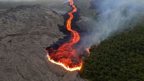 Dos jóvenes salieron de excursión a un volcán en erupción y los encontraron muertos