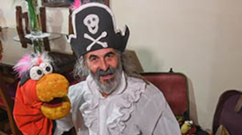 Los Andes | Adolfo Lanzavecchia, es el único junto a su familia que se dedica a los títeres en la zona este. Su compañía se llama Títeres La Tía Tomasa. Foto: Marcelo Rolland / Los Andes