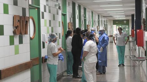 Médicos y enfermeros trabajando en el Hospital Central