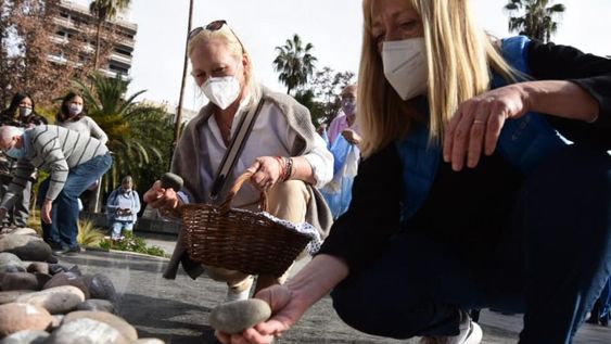 La ciudad de Mendoza decidió trasladar las piedras colocadas por los familiares al Museo del Área Fundacional para evitar que sufran daños. - Mariana Villa / Los Andes