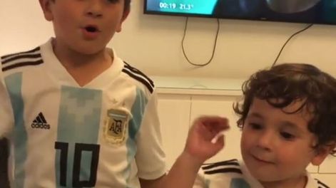 Este es el vamos, vamos Argentina según Thiago y Mateo Messi