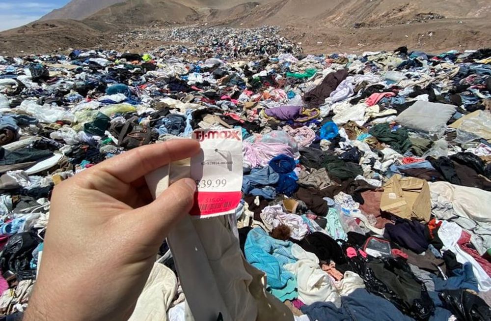 Basural de ropa sin usar en el desierto de Atacama. / Foto: Gentileza