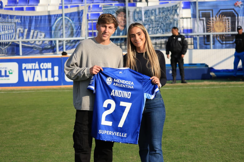 Santino Andino, una de las grandes figuras del Tomba en los &uacute;ltimos tiempos, visit&oacute; el Feliciano Gambarte, disfrut&oacute; la goleada del Expreso y fue distinguido por la dirigencia.
