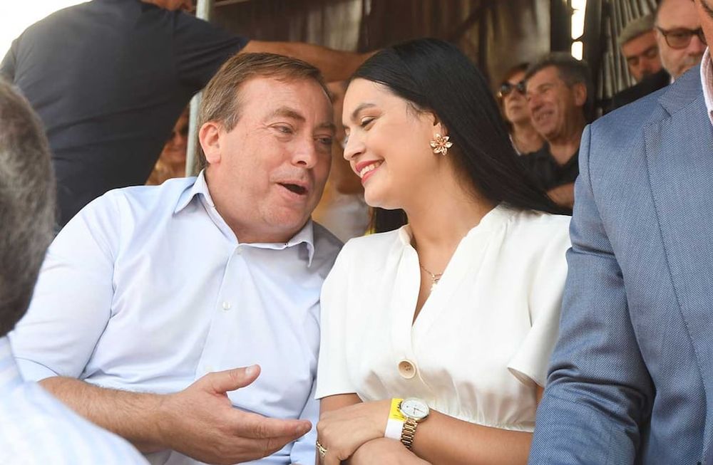 El intendente Martín Aveiro (Tunuyán) junto a su colega de Santa Rosa y presidenta del PJ, Flor DistéfanisFoto: José Gutierrez / Los Andes