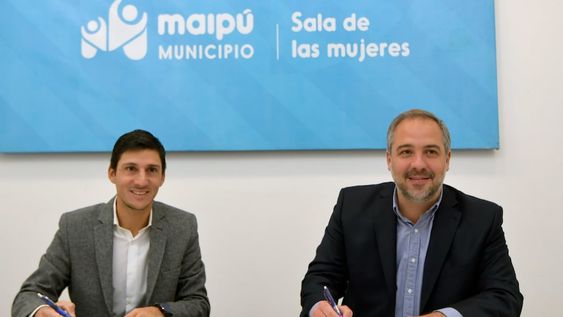 Camilo De Lillo, COO de Los Andes, junto al Intendente de Maipú, Matías Stevanato, en la firma del acuerdo que beneficiará a los empleados de la comuna.Foto: Orlando Pelichotti/ Los Andes