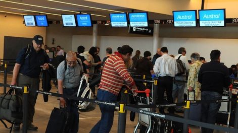 Mientras la clase media está muy apretada y viaja menos, crece el turismo al exterior.