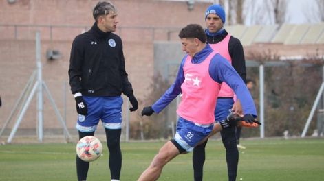 Los Andes | Mientras Matías Ramírez y Gonzalo Ábrego (32) tendrán su primera vez en el Monumental, Pier Barrios (en el fondo) conoce el paño porque lo enfrentó varias veces con la camiseta de Belgrano y Atlético Tucumán. / GCAT