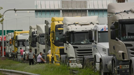 Los camiones se formaron al costado del Acceso Sur para hacer escuchar su reclamo, pero sin entorpecer el tránsito / Orlando Pelichotti